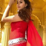 Eshanya Maheshwari Instagram - ❤️ dropping next reel in this look Any guesses? . . Outfit- @aachho Venue- @setsinthecity.in #red #laalchunariya #desigirl #reels #instagram #esshanya