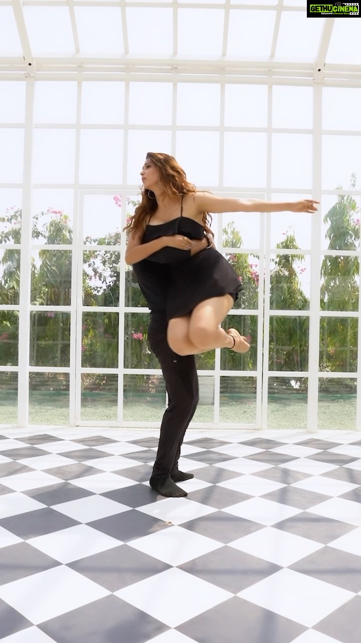 Eshanya Maheshwari Instagram - Let the music take over your soul..✨ Dancing with @tejasdhoke Videography @roshan_emoflex Venue @setsinthecity.in #dance #express #bollywood #contemporary #esshanya #tejasdhoke #reels #feelitreelit #dancecover #instagram #boi