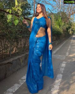 Eshanya Maheshwari Instagram - She’s the kind of queen that knows her crown isn’t on her head but in her soul.💙✨

Ps- on fans request… because you’re the kingdom of this queen 😉💙

#esshanyamaheshwari #esshanya #saree #sareelove #blue #💙