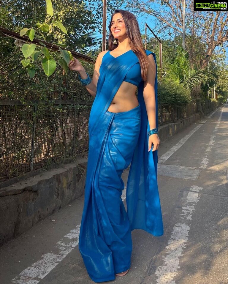 Eshanya Maheshwari Instagram - She’s the kind of queen that knows her crown isn’t on her head but in her soul.💙✨ Ps- on fans request… because you’re the kingdom of this queen 😉💙 #esshanyamaheshwari #esshanya #saree #sareelove #blue #💙