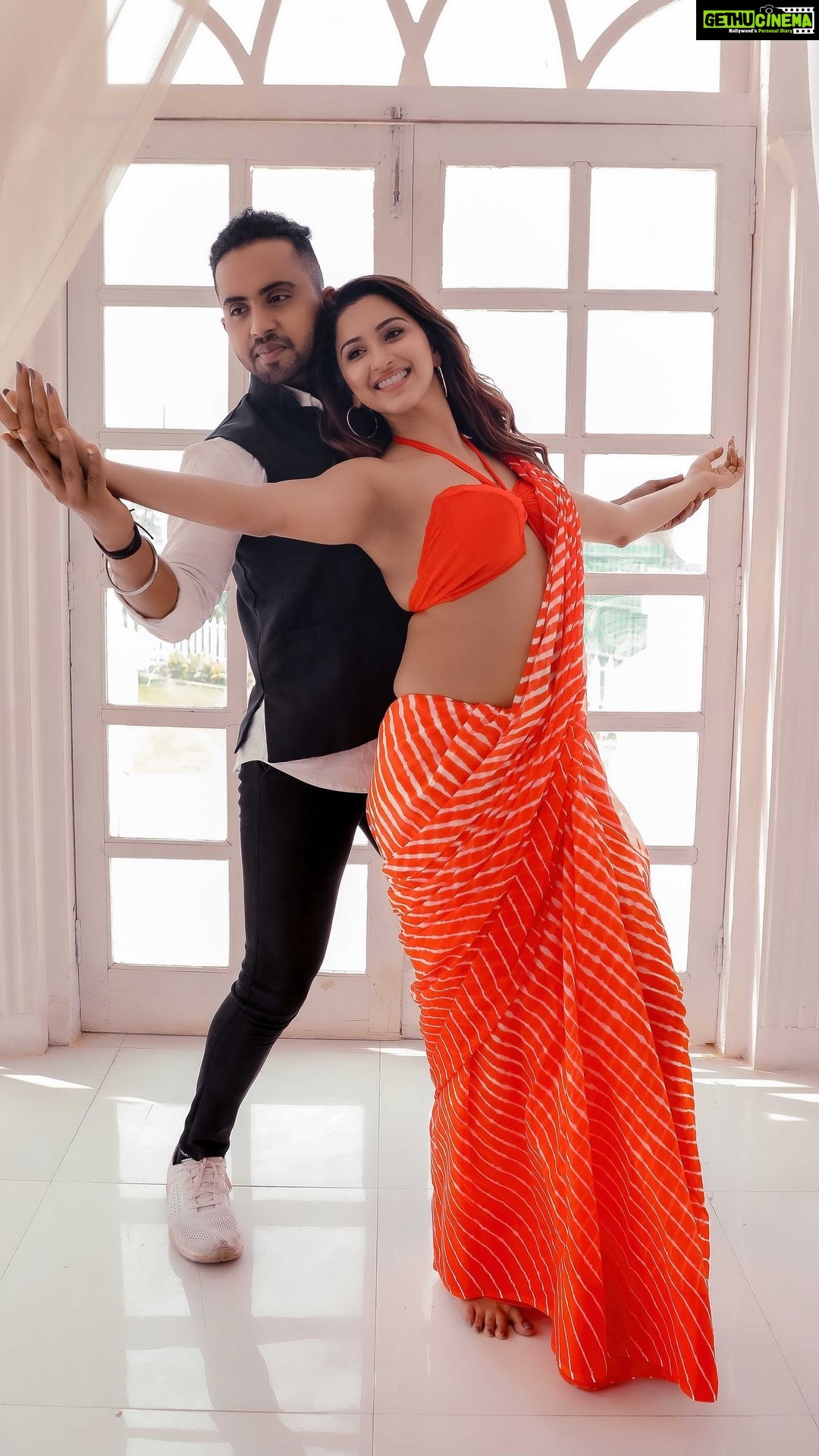 Eshanya Maheshwari Instagram - Tumhe jo maine dekha✨ Dance cover part 2 Danceing with @tejasdhoke Videography @roshan_emoflex Venue @setsinthecity.in #reels #instagram #dance #dancecover #salsa #tumhejomainedekha #tejasdhoke #esshanya
