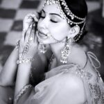 Eshanya Maheshwari Instagram - Aakhiyan cho digde haanju Khusiyaan de Teri ban jaana aaj toh saajna ve✨ . . 📸- @ajpictography . . #aajsajeya #bride #indianbride #nior #blackandwhite #esshanya #esshanyamaheshwari Udaipur, Rajasthan