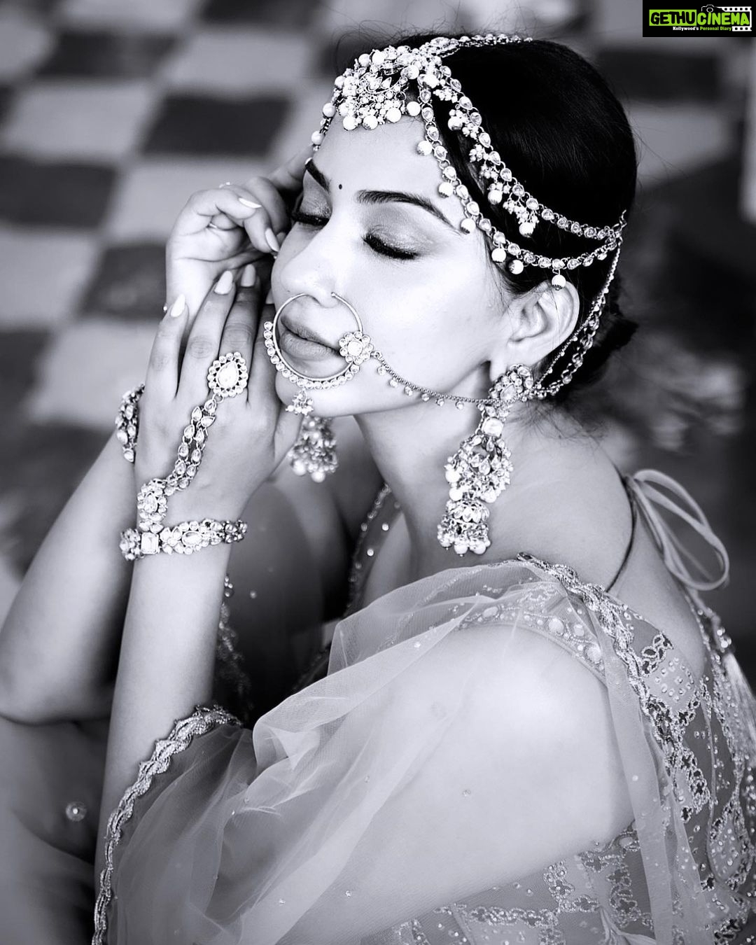 Eshanya Maheshwari Instagram - Aakhiyan cho digde haanju Khusiyaan de Teri ban jaana aaj toh saajna ve✨ . . 📸- @ajpictography . . #aajsajeya #bride #indianbride #nior #blackandwhite #esshanya #esshanyamaheshwari Udaipur, Rajasthan