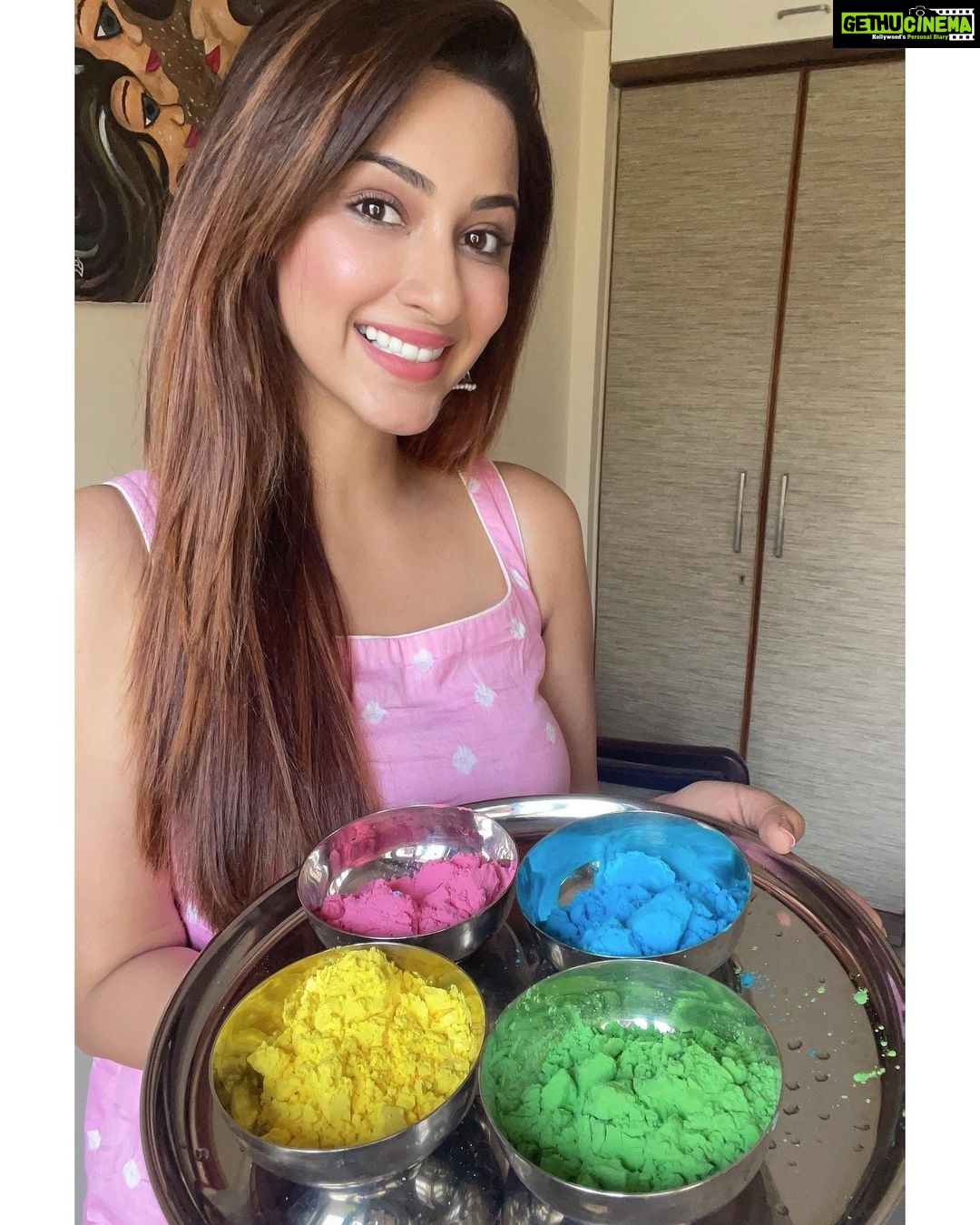 Eshanya Maheshwari Instagram - Donβt let anything kill the festive vibe β¨ Stay home and play safe holi with the loved ones ππ Colours of happiness and joy are the most beautiful colours of lifeππ hope they stay forever in your life... π Wishing you a very happy holi β€οΈπ§‘ππππ . . #holi #holi2021 #safeholi #family #colours #festivalofcolors #indianfestival #esshanya Home Sweet Home