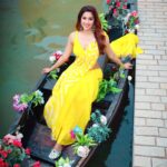 Eshanya Maheshwari Instagram - सोचो के झीलों का शहर हो लहरों पे अपना एक घर हो हम जो देखें सपने प्यारे, सच हों सारे बस और क्या....☺️💛 . . photography- @nidhimehtaphotography Saree Designed by @maheswariswati Venue- @setsinthecity.in . . #saree #desigirl #indian #esshanya #picoftheday #lookoftheday #ootd #traditional #esshanyamaheshwari Sets in the City