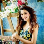Eshanya Maheshwari Instagram - Dark eyes 👀, colourful minds 🌈 and a beautiful smile 😃 . . Photographer- @rachitvoraphotography M&H- @dishisanghvii Venue- @rv.studio . . #attitude #positivevibes #smile #happiness #goodenergy #photography #black #esshanyamaheshwari #esshanya