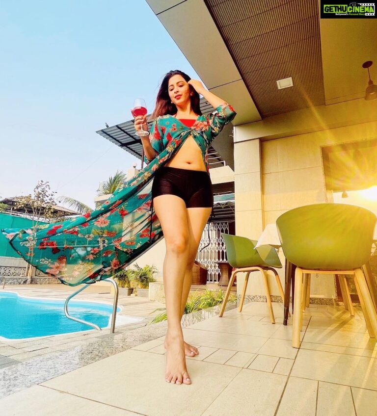 Eshanya Maheshwari Instagram - Summer is here 🌞😅 Let’s cool down 😉 at 💁🏻‍♀️ @jumbopoolvilla With @getaway.villas . . #summer #staycation #maharashtra #travel #instatravel #travelblogger #esshanya #esshanyamaheshwari Jumbo Pool Villa