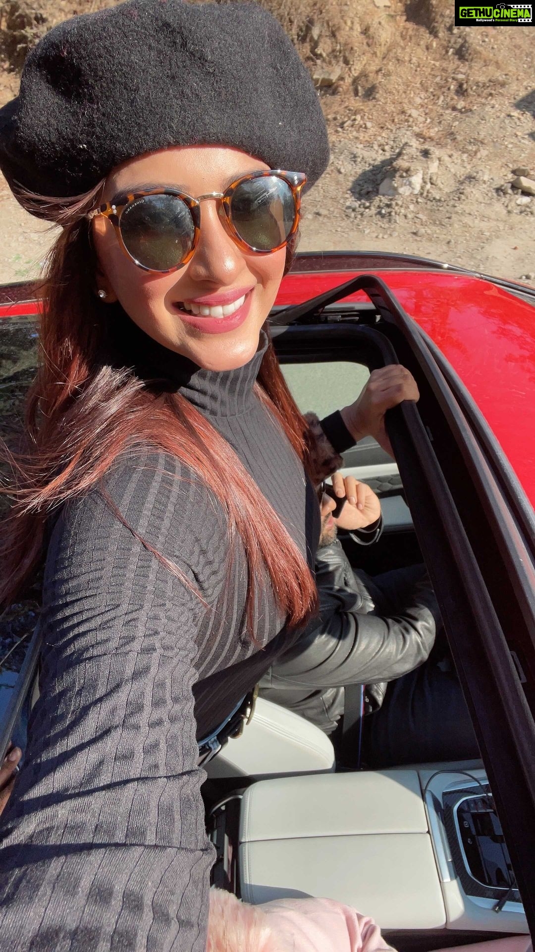 Eshanya Maheshwari Instagram - ले जाए मुझे कहाँ हवाएं हवाएं ले जाए जाने कहाँ ना मुझको खबर ना तुझको पता.. . . #shimla #longdrives #mountains #breeze #happiness #travel #instatravel #travelblogger #esshanya #reels #feelitreelit