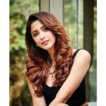 Eshanya Maheshwari Instagram - I just wanna be around good energy. Connect with good people. Learn new things and GROW.😌✌🏻✨ . . Photographer- @rachitvoraphotography M&H- @dishisanghvii Venue- @rv.studio Hair colour by @mallikassalon @mallikaadvani @schwarzkopfin . . #attitude #positivevibes #goodenergy #morning #sassy #photography #black #esshanyamaheshwari #esshanya