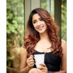 Eshanya Maheshwari Instagram - I love it when coffee kicks in And I realise what an adorable badass I’m going to be today.😜✌🏻 . . Photographer- @rachitvoraphotography M&H- @dishisanghvii Venue- @rv.studio Hair colour by @mallikassalon @mallikaadvani @schwarzkopfin . . #smile #morning #coffee #photography #black #esshanyamaheshwari #esshanya RV Studio