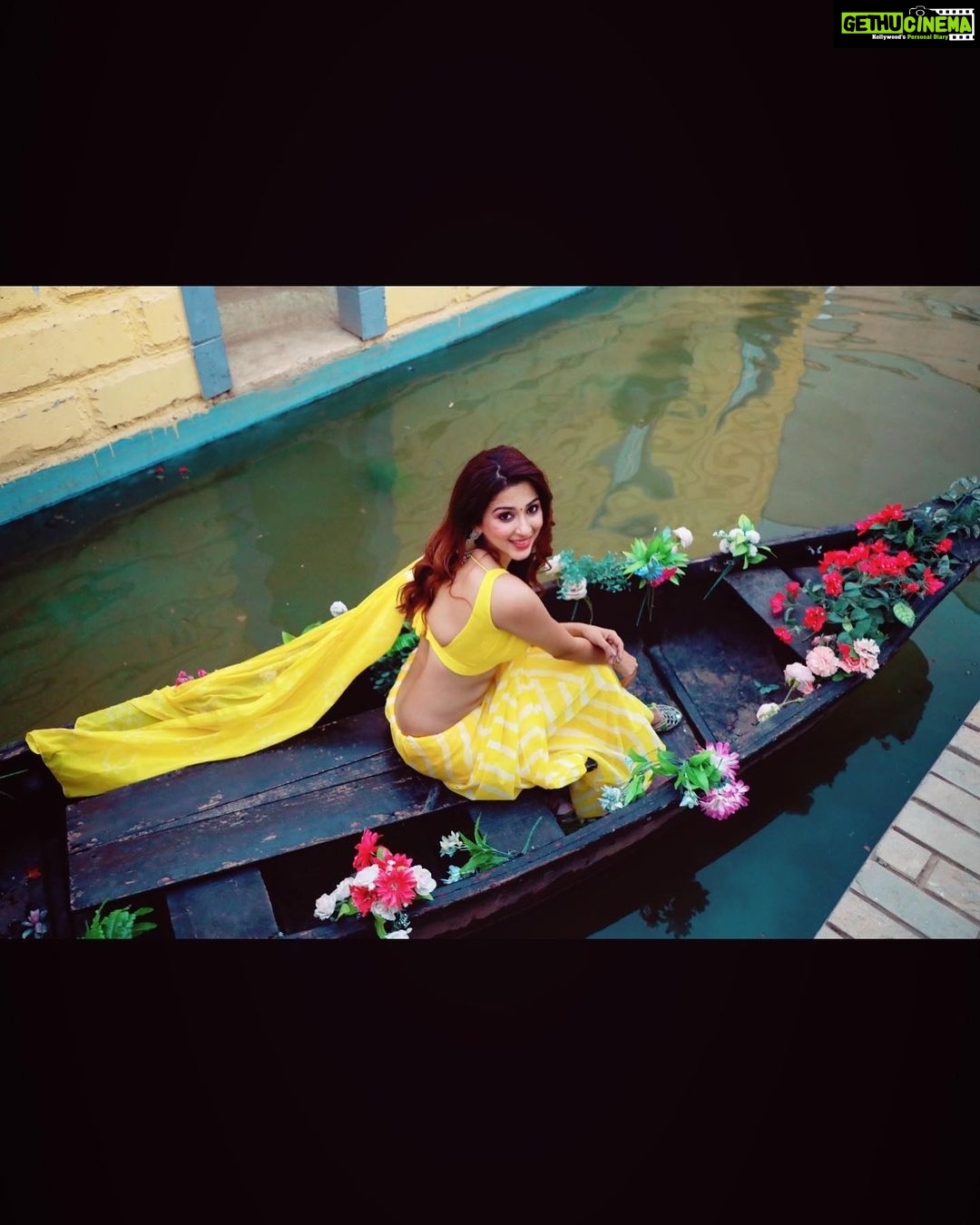 Eshanya Maheshwari Instagram - A sunflower soul✨💛🌻 . . photography- @nidhimehtaphotography Saree Designed by @maheswariswati Venue- @setsinthecity.in Use code “Eshu111” to book this fabulous location and get amazing discounts... . . #saree #desigirl #indian #esshanya #picoftheday #lookoftheday #ootd #traditional #esshanyamaheshwari Sets in the City