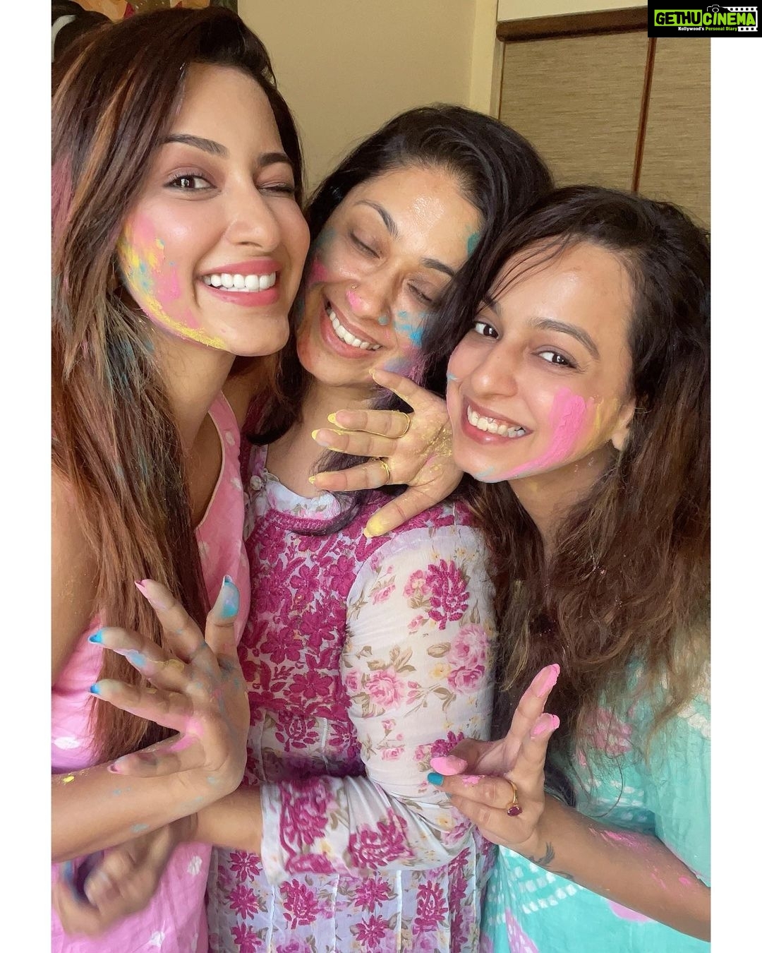 Eshanya Maheshwari Instagram - Donβt let anything kill the festive vibe β¨ Stay home and play safe holi with the loved ones ππ Colours of happiness and joy are the most beautiful colours of lifeππ hope they stay forever in your life... π Wishing you a very happy holi β€οΈπ§‘ππππ . . #holi #holi2021 #safeholi #family #colours #festivalofcolors #indianfestival #esshanya Home Sweet Home