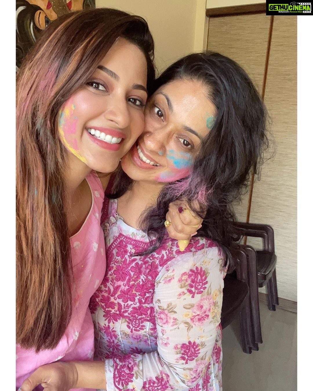 Eshanya Maheshwari Instagram - Donβt let anything kill the festive vibe β¨ Stay home and play safe holi with the loved ones ππ Colours of happiness and joy are the most beautiful colours of lifeππ hope they stay forever in your life... π Wishing you a very happy holi β€οΈπ§‘ππππ . . #holi #holi2021 #safeholi #family #colours #festivalofcolors #indianfestival #esshanya Home Sweet Home