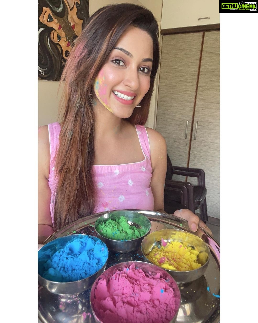 Eshanya Maheshwari Instagram - Don’t let anything kill the festive vibe ✨ Stay home and play safe holi with the loved ones 😃😇 Colours of happiness and joy are the most beautiful colours of life😃💛 hope they stay forever in your life... 😇 Wishing you a very happy holi ❤️🧡💛💚💙💜 . . #holi #holi2021 #safeholi #family #colours #festivalofcolors #indianfestival #esshanya Home Sweet Home