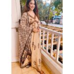 Eshanya Maheshwari Instagram - Kya khoob Rab ne kiya Bin maange itna diya Warna hai milta kahaan Hum kaafiron ko Khuda😇❤️✨ . . Outfit- @ambraee_ . . #hasi #smile #love #ootd #desigirl #esshanyamaheshwari #esshanya