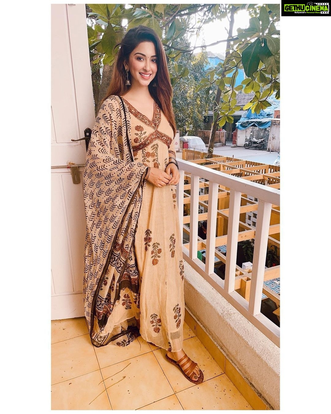 Eshanya Maheshwari Instagram - Kya khoob Rab ne kiya Bin maange itna diya Warna hai milta kahaan Hum kaafiron ko Khuda😇❤️✨ . . Outfit- @ambraee_ . . #hasi #smile #love #ootd #desigirl #esshanyamaheshwari #esshanya