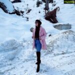Eshanya Maheshwari Instagram - “When there’s snow on the ground, I like to pretend I’m walking on clouds.” ❄️❤️☺️✨ . . Boots- @srstore09 . . #travelgram #travel #travelblogger #shimla #snow #snowscape #winter #winterwonderland #snow❄️ #happiness #love #exhibitmagazine #topgearmagazine #ootd #winterfashion #explorer #esshanyamaheshwari #esshanya Narkanda .shimla hills