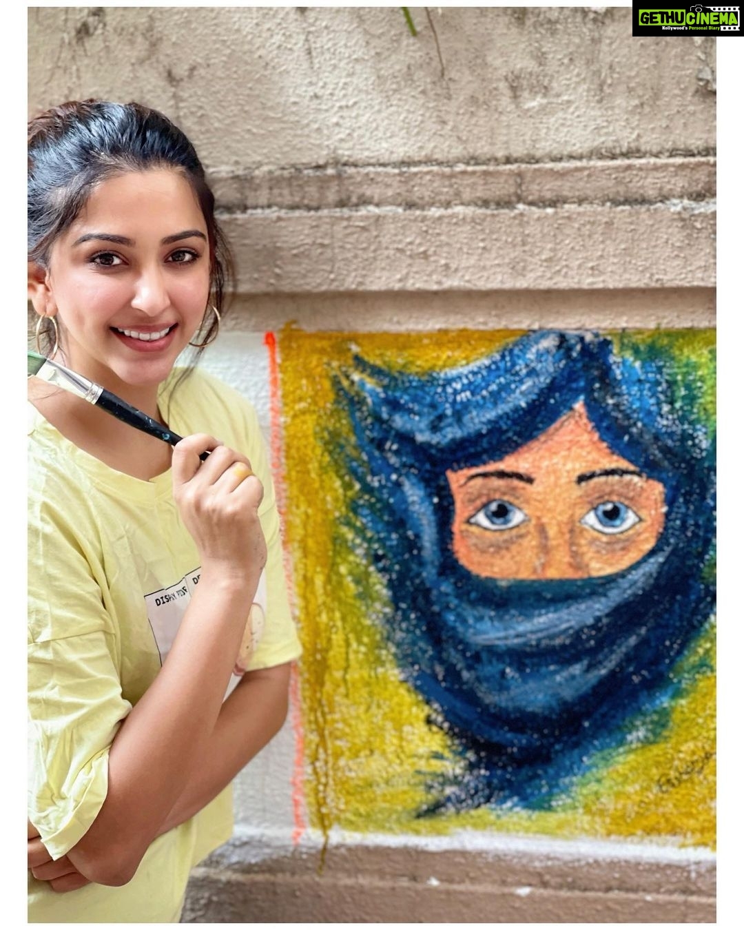 Eshanya Maheshwari Instagram - Sunday evening done ✅ 👩🏻🎨🎨 . We all wear mask, but eyes never looses the spark -EM . #wallpainting #wallartwork #painting🎨 #sunday #esshanyamaheshwari #esshanya #graffiti #artoftheday