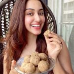 Eshanya Maheshwari Instagram - Hope this auspicious occasion of sankranti connect you to same brightest moments just as Laddu connects with happiness 😉 Ps- “I loveeeee Laddu 😉 #happymakarsankranti #makarsankranti #laddu #esshanyamaheshwari #esshanya