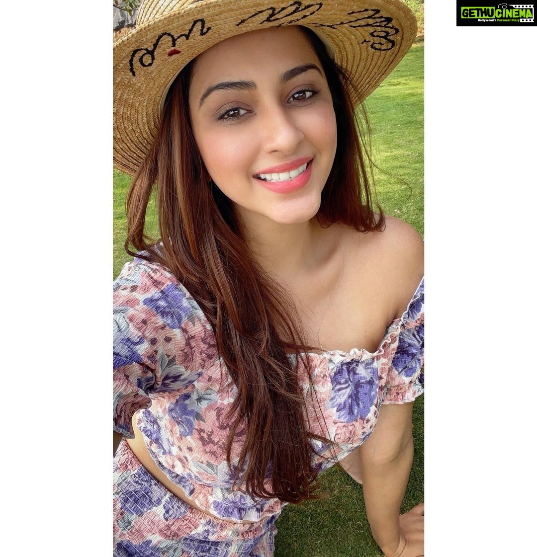 Eshanya Maheshwari Instagram - Your uniqueness Is your magic...✨☺️❤️ . . #smile #love #life #happiness #positivity #goodvibes #peace #beunique #magic #newme #esshanyamaheshwari #esshanya