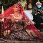 Eshanya Maheshwari Instagram - Mr bernie sanders photo bombing 😅😝 during my bridal shoot, 🙈 waise bin bulaye baarati abb aa hin Gaye ho tho chacha khana khake jaana ha..😝🙈🤣 . . #BernieSanders #funnymemes #trending #berniesanders #meme #indianstyle #berniesmittens #berniememes #justforfun