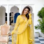 Eshanya Maheshwari Instagram – 💛 jalebi baby 😝😉

Drop yellow heart 💛 below in comment section if you love jalebi 🤤😋
.
.
OUTFIT- @lavanyathelabel 
STYLED BY- @riyabhatu_ 
JEWELLERY- @queenbeindia 
JUTTI – @purely_lush 
PHOTOGRAPHY- @ajpictography 
Venue- @jagatcollection 
.
.
#happylohri #smile #indian #desigirl #indianfestival #dressup #fashionista #style #photoshoot #udaipur #esshanya #esshanyamaheshwari