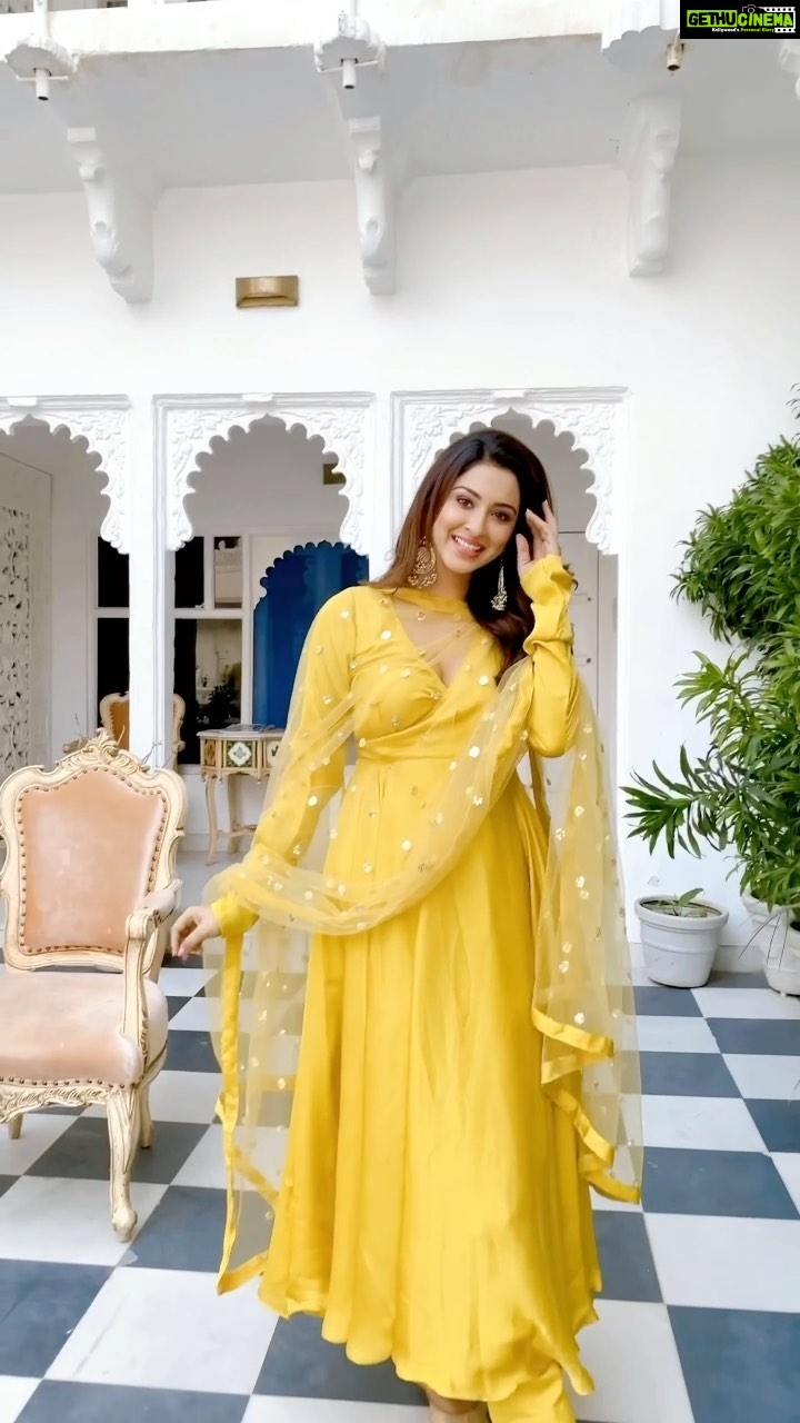 Eshanya Maheshwari Instagram - π jalebi baby ππ Drop yellow heart π below in comment section if you love jalebi π€€π . . OUTFIT- @lavanyathelabel STYLED BY- @riyabhatu_ JEWELLERY- @queenbeindia JUTTI - @purely_lush PHOTOGRAPHY- @ajpictography Venue- @jagatcollection . . #happylohri #smile #indian #desigirl #indianfestival #dressup #fashionista #style #photoshoot #udaipur #esshanya #esshanyamaheshwari