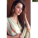 Eshanya Maheshwari Instagram - Today I breathe in love and abundance. Nothing else matters. . . #nomakeup #nofilter #morningsunshine #beingstrong #beingcalm #beingpositive #lettinggo #drama #negativity #peace #joy #life #2020