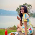 Eshanya Maheshwari Instagram - Too many people think the grass is greener somewhere else but grass is green where you water it remember that. 💚 #positivevibes #outdoorliving #nature #esshanyamaheshwari #esshanya