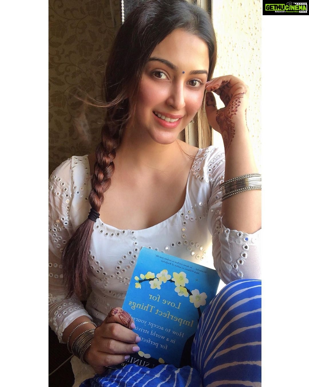 Eshanya Maheshwari Instagram - It’s the less what eyes sees And more what the soul feels. Pictures clicked by my sweet mom @maheswariswati ❤️ #nomakeup #simple #nofilter #simplicity #beauty #elegance #esshanyamaheshwari #esshanya Home Sweet Home