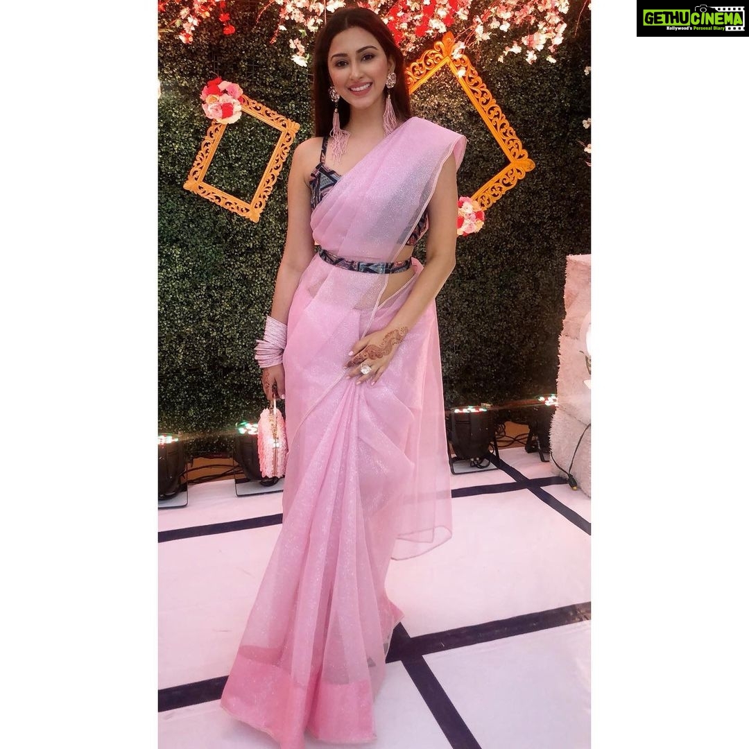 Eshanya Maheshwari Instagram - Aaj main bankar Puri gulab π·shaadi main shaamil hogai nawab ke ππ . . Outfit designed by - ππ»ββοΈ me #sunnykidolly #yaarkishaadi #friends #wedding #instaclick #weddingdress #saree #esshanya