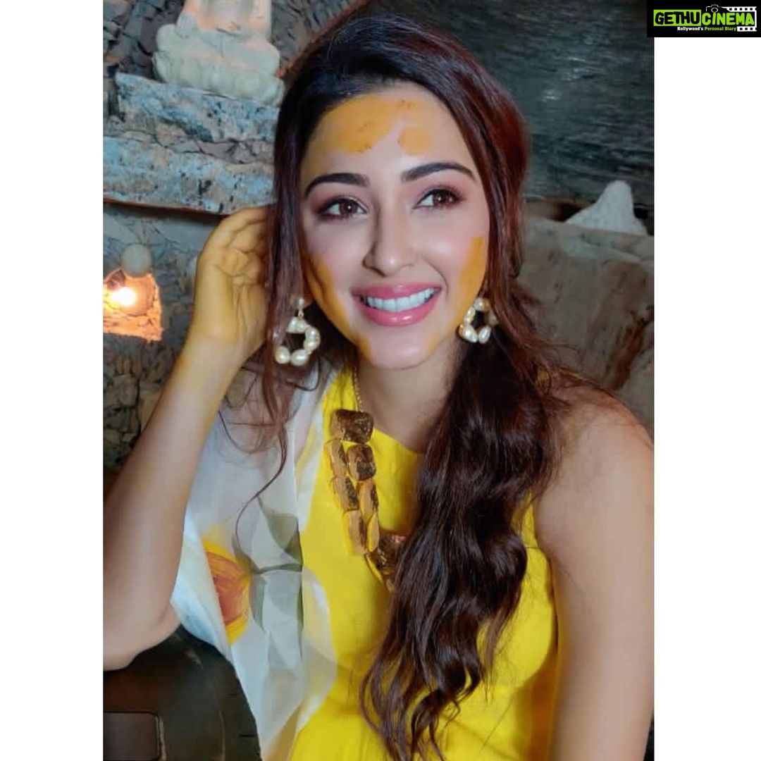 Eshanya Maheshwari Instagram - Yellow is normal yellow for all day But today’s yellow is special because aaj mere yaar ki haldi hai 💛 . . #sunnykidolly #haldi #mehendi #yaarkishaadi #bff #yellow #💛#indianwedding #instawedding