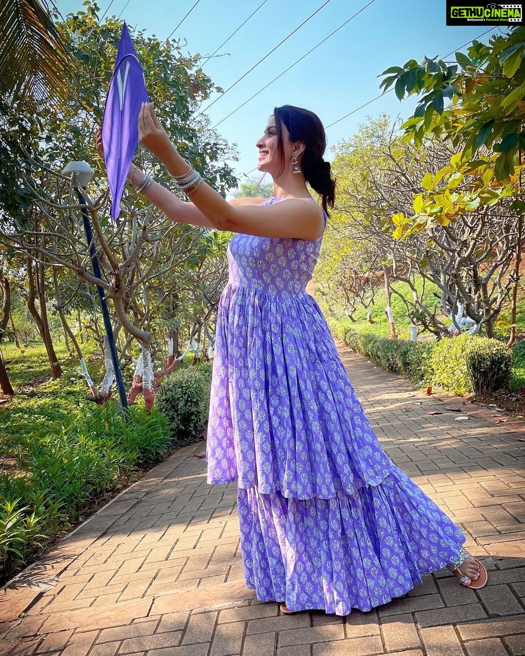 Eshanya Maheshwari Instagram - Happy makar sankranti...! And happy Pongal πβ¨ Enjoy and cherish the Festival of fun and joy.. πͺππ P.s- this kite is just for camera.. small request to all Please do Not use any kind of dangerous (manja) to protect birds life and to avoid people getting injured ππ . . Outfit by- @lavanyathelabel Footwear- @purely.lush Accessories- @shoppers_stop . . #happymakarsankranti #happypongal #festivaloffunandjoy #indianfestival #desigirl #laddoo #esshanya #esshanyamaheshwari