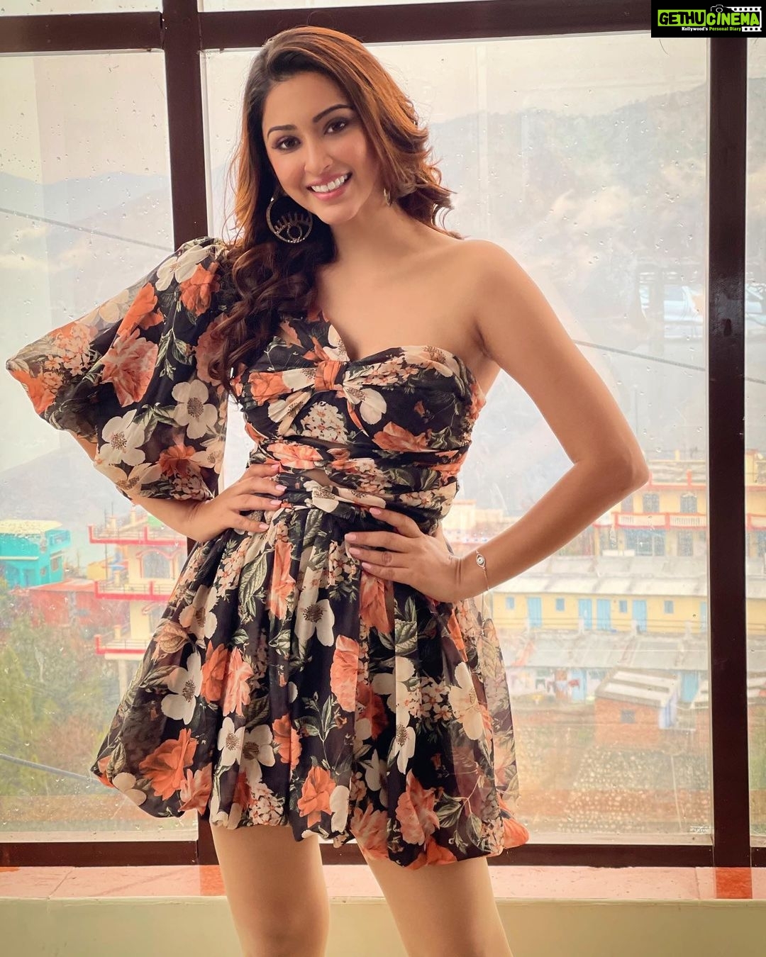 Eshanya Maheshwari Instagram - The joy of dressing is an art. . . Styled by @mallaikaa07 Outfit by @mirrorthestore H&M by @ayesha_das_dowerah #chichappens #style #fashion #instafashion #longlegs #blackdress #styledbymallaikaa #bts #musicalbum #esshanya टिहरी