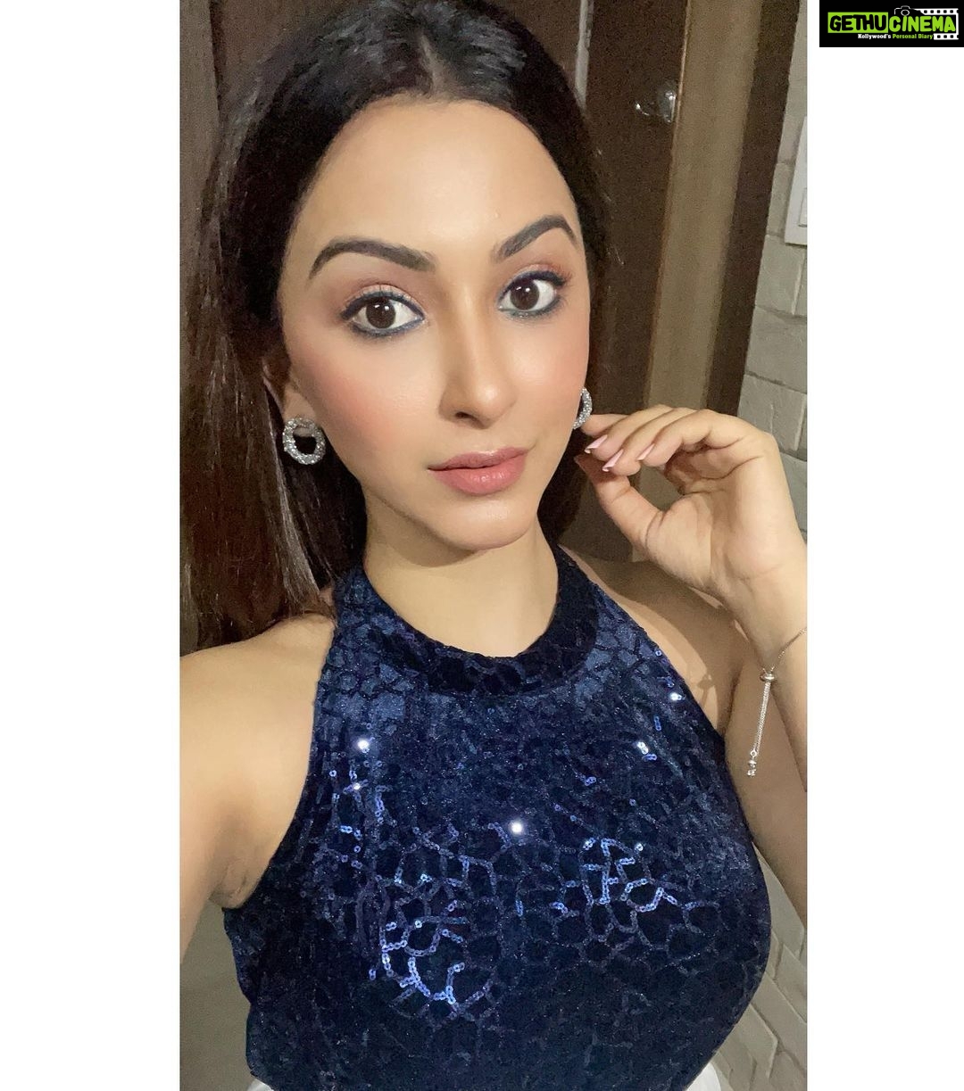 Eshanya Maheshwari Instagram - Happy new year!🥳❤️✨ Sometimes it feels like there are so many things in this world we can’t control: Earthquakes, floods, viruses and reality shows. But it’s important to remember the things that we can... ..like- share love and pain, forgiveness, second chances and Fresh starts.. Because the one thing that turns the world from a lonely place to a beautiful place... ... is love. Love in any of its form. Love gives us hope. Hope for the new year, new adventures, new beginnings and new lessons.. That’s NEW YEAR’S to me: HOPE, LOVE AND GREAT PARTY. . . #2021 #newyear #newchapter #newbeginnings #newlessons #happynewyear #spredlove #esshanya #esshanyamaheshwari