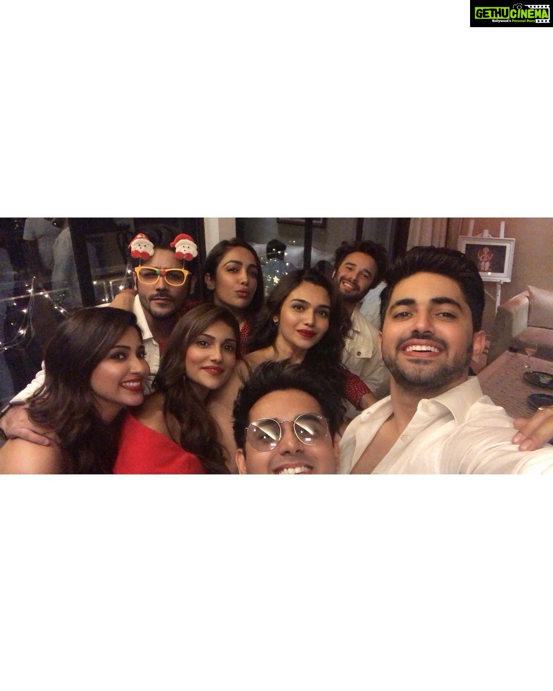 Eshanya Maheshwari Instagram - A LITTLE MORE SPARKLE,β¨ A LITTLE LESS STRESS. π THIS CHRISTMAS, I WISH YOU THE VERY BEST.ππ
β€οΈ WISH YOU ALL A MERRY X- MAS . . #christmas #christmastree #christmaseve #friends #family #christmasvibes #celebration #newtreditions #frindshipgoals #2020