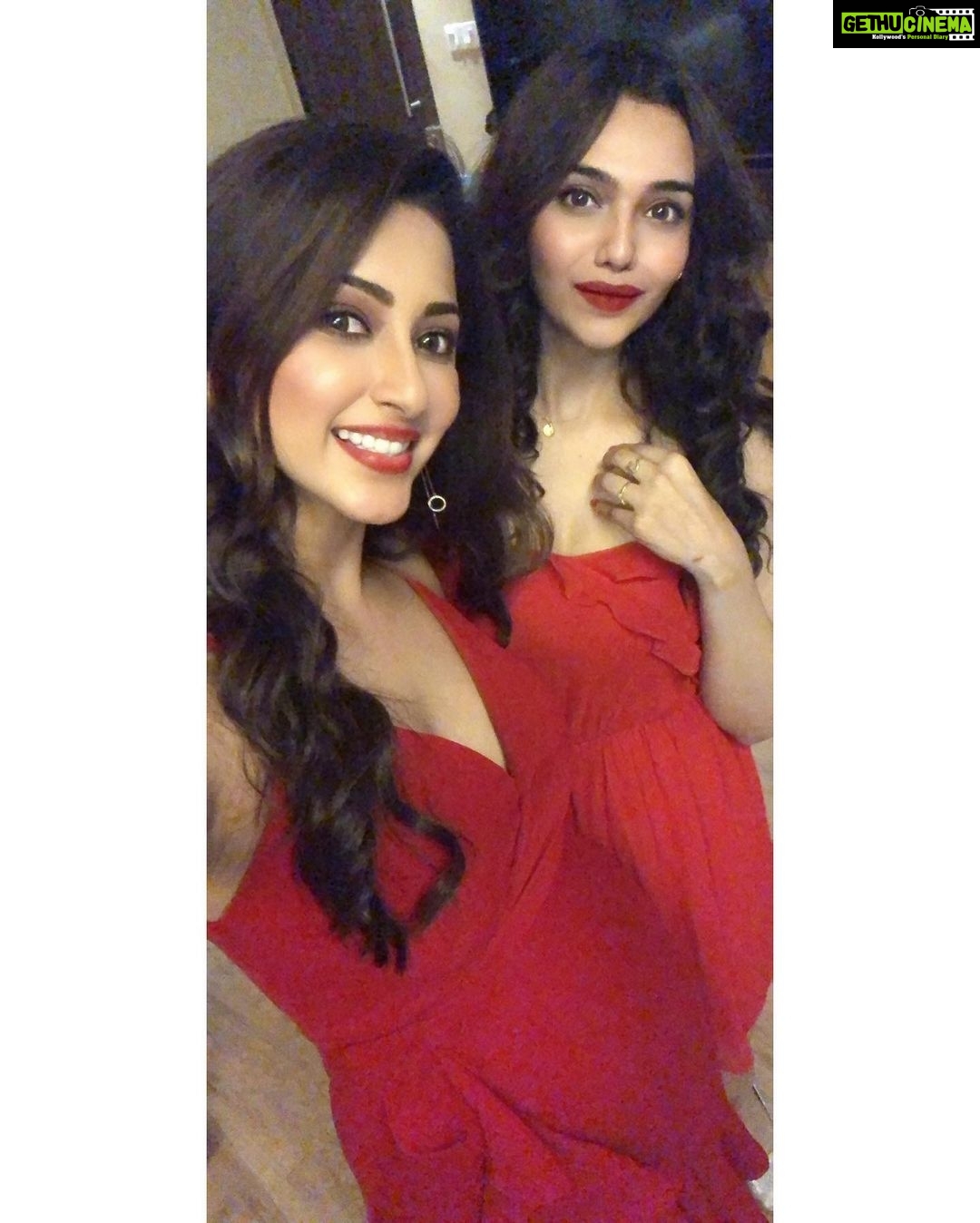 Eshanya Maheshwari Instagram - A LITTLE MORE SPARKLE,β¨ A LITTLE LESS STRESS. π THIS CHRISTMAS, I WISH YOU THE VERY BEST.ππ
β€οΈ WISH YOU ALL A MERRY X- MAS . . #christmas #christmastree #christmaseve #friends #family #christmasvibes #celebration #newtreditions #frindshipgoals #2020