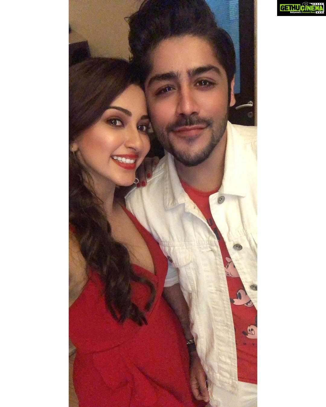 Eshanya Maheshwari Instagram - A LITTLE MORE SPARKLE,β¨ A LITTLE LESS STRESS. π THIS CHRISTMAS, I WISH YOU THE VERY BEST.ππ
β€οΈ WISH YOU ALL A MERRY X- MAS . . #christmas #christmastree #christmaseve #friends #family #christmasvibes #celebration #newtreditions #frindshipgoals #2020