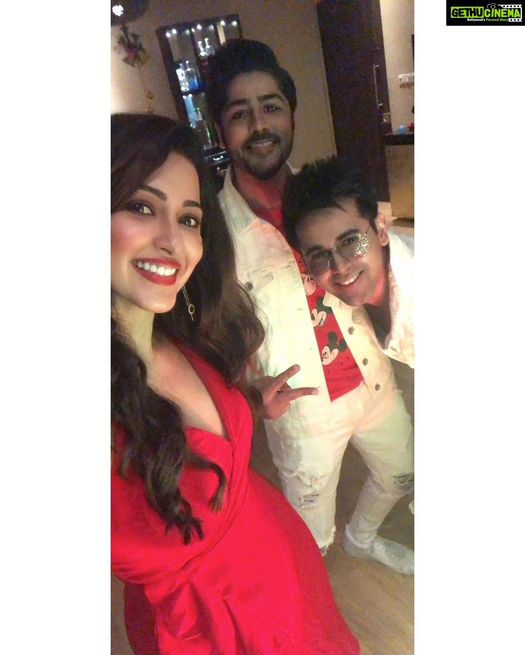 Eshanya Maheshwari Instagram - A LITTLE MORE SPARKLE,β¨ A LITTLE LESS STRESS. π THIS CHRISTMAS, I WISH YOU THE VERY BEST.ππ
β€οΈ WISH YOU ALL A MERRY X- MAS . . #christmas #christmastree #christmaseve #friends #family #christmasvibes #celebration #newtreditions #frindshipgoals #2020