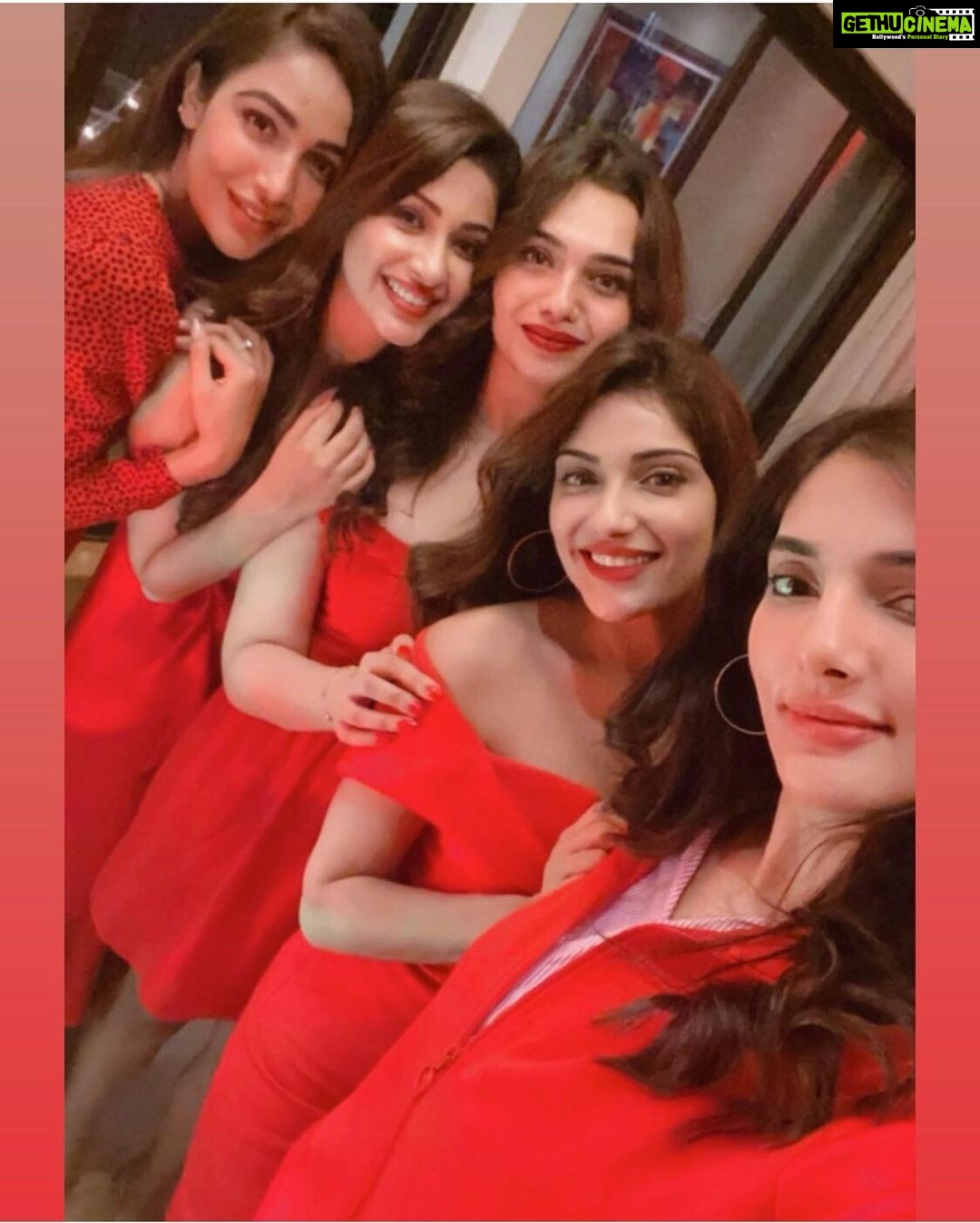 Eshanya Maheshwari Instagram - A LITTLE MORE SPARKLE,β¨ A LITTLE LESS STRESS. π THIS CHRISTMAS, I WISH YOU THE VERY BEST.ππ
β€οΈ WISH YOU ALL A MERRY X- MAS . . #christmas #christmastree #christmaseve #friends #family #christmasvibes #celebration #newtreditions #frindshipgoals #2020