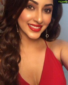 Eshanya Maheshwari Instagram - A LITTLE MORE SPARKLE,✨ A LITTLE LESS STRESS. 😀 THIS CHRISTMAS, I WISH YOU THE VERY BEST.🎄🎅❤️ WISH YOU ALL A MERRY X- MAS . . #christmas #christmastree #christmaseve #friends #family #christmasvibes #celebration #newtreditions #frindshipgoals #2020