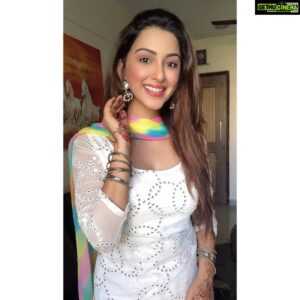 Eshanya Maheshwari Instagram - Love for white is forever 🤍❤️ . . #white #indianwear #desigirl #smile #esshanya