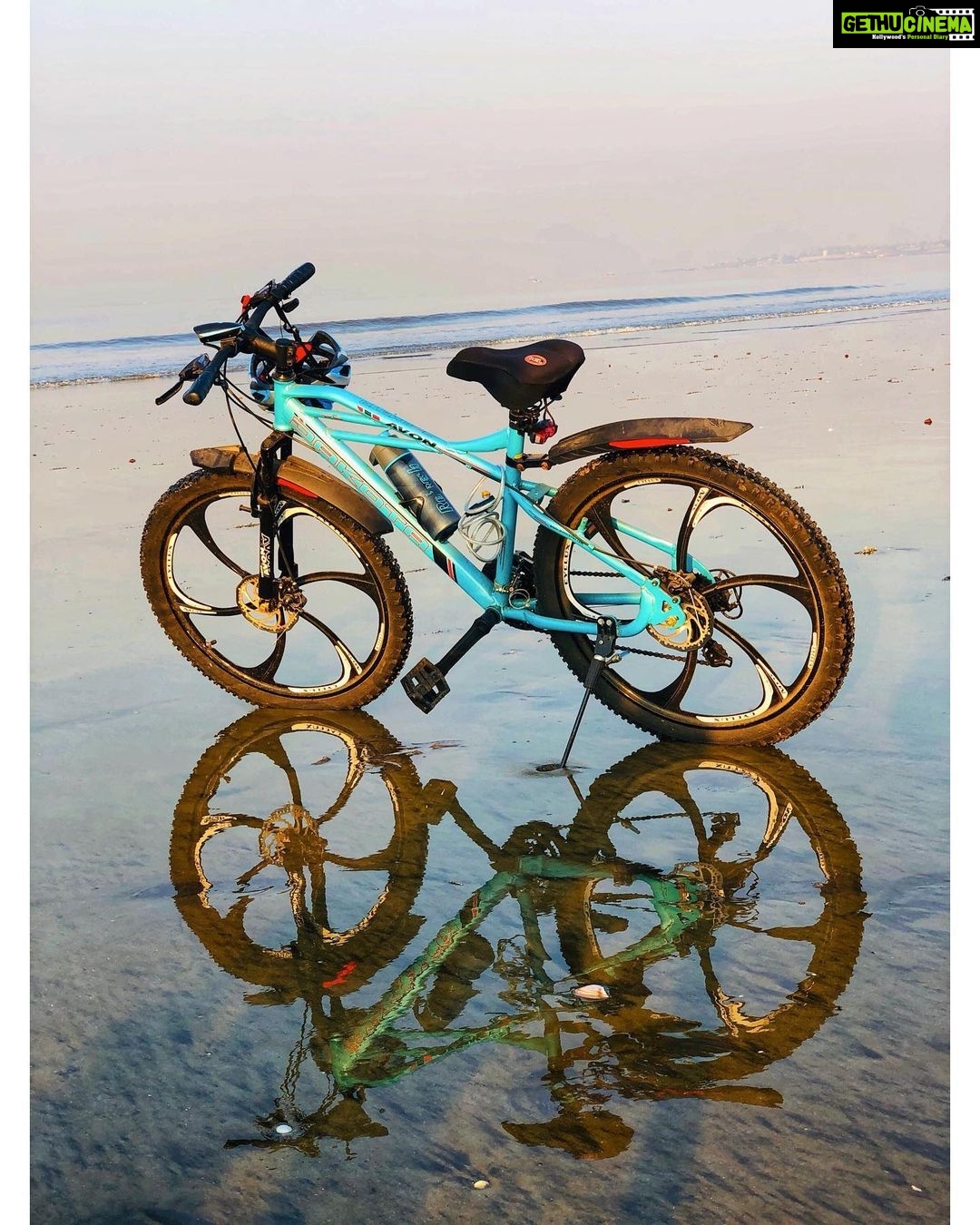 Eshanya Maheshwari Instagram - It’s not the race, it’s a journey, Enjoy the moment! . . Cycle @avoncycles Picture courtesy @bhavikam91 #cycling #beachcycling #cyclinglife #beach #morning #beachvibes #reflection #water #waves #esshanya