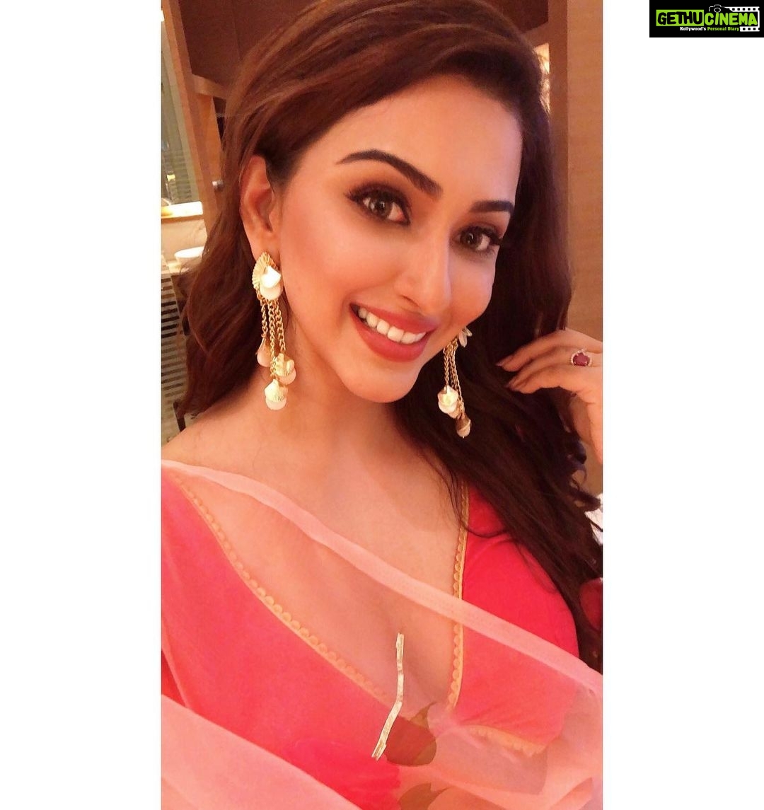 Eshanya Maheshwari Instagram - “Simplicity is the ultimate sophistication.” . . Saree - @lavanyathelabel Desinger @riyabhatu_ #saree #sareelove #girlinsaree #smile #beauty #simplicity #desigirl #esshanya #boi #fashioninsta #instablogger