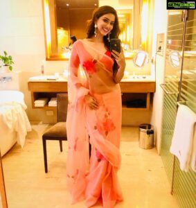Eshanya Maheshwari Instagram - “Simplicity is the ultimate sophistication.” . . Saree - @lavanyathelabel Desinger @riyabhatu_ #saree #sareelove #girlinsaree #smile #beauty #simplicity #desigirl #esshanya #boi #fashioninsta #instablogger