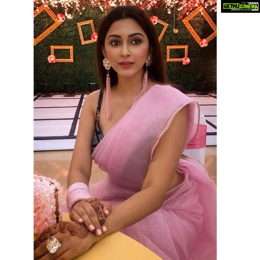 Eshanya Maheshwari Instagram - Aaj main bankar Puri gulab π·shaadi main shaamil hogai nawab ke ππ . . Outfit designed by - ππ»ββοΈ me #sunnykidolly #yaarkishaadi #friends #wedding #instaclick #weddingdress #saree #esshanya