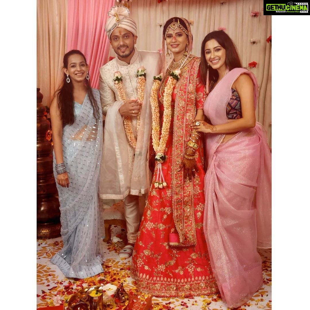 Eshanya Maheshwari Instagram - Aaj main bankar Puri gulab π·shaadi main shaamil hogai nawab ke ππ . . Outfit designed by - ππ»ββοΈ me #sunnykidolly #yaarkishaadi #friends #wedding #instaclick #weddingdress #saree #esshanya