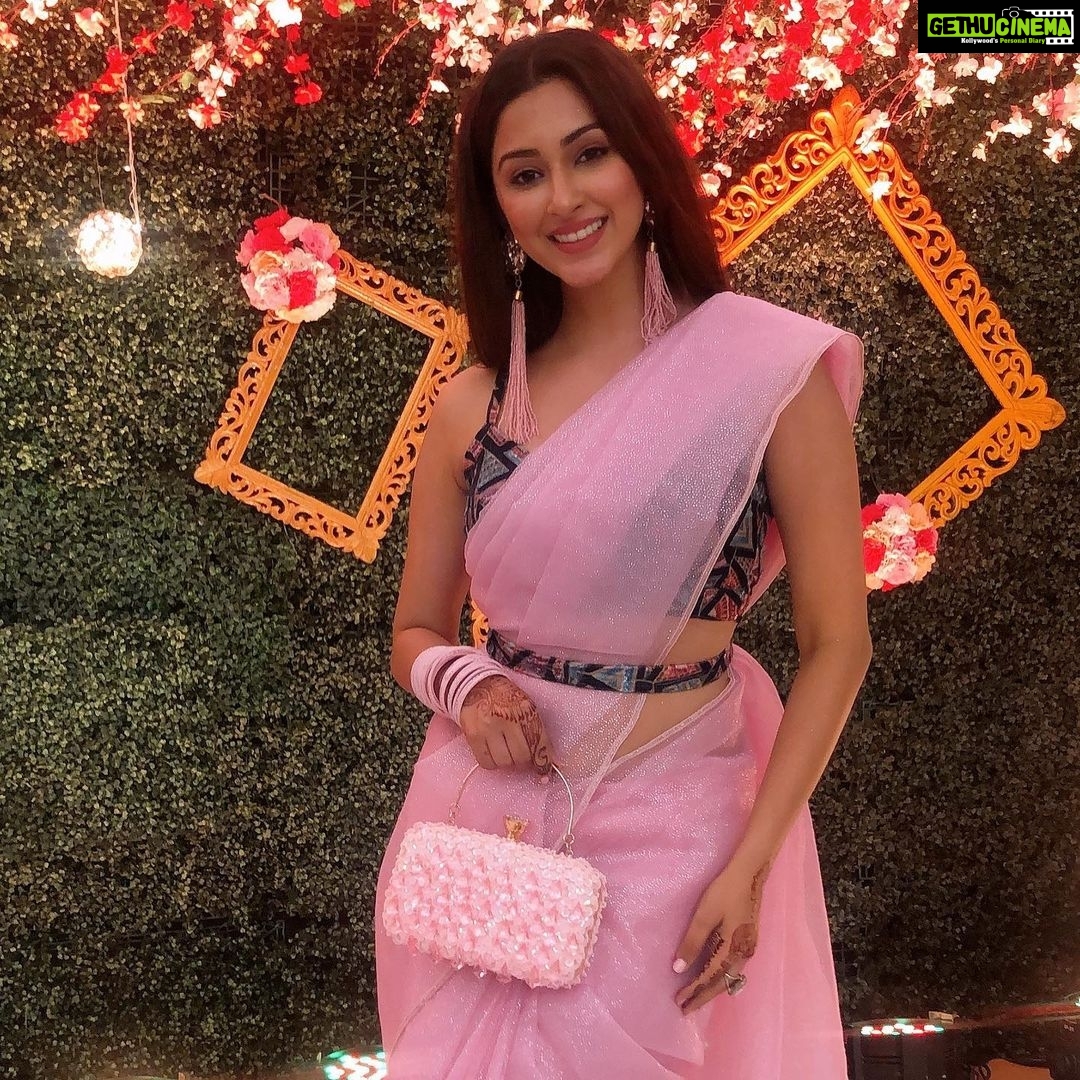 Eshanya Maheshwari Instagram - Aaj main bankar Puri gulab π·shaadi main shaamil hogai nawab ke ππ . . Outfit designed by - ππ»ββοΈ me #sunnykidolly #yaarkishaadi #friends #wedding #instaclick #weddingdress #saree #esshanya