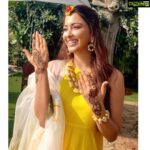 Eshanya Maheshwari Instagram – Yellow is normal yellow for all day
But todayβs yellow is special because aaj mere yaar ki haldi hai π
.
.
#sunnykidolly #haldi #mehendi #yaarkishaadi #bff #yellow #π#indianwedding #instawedding