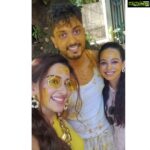 Eshanya Maheshwari Instagram – Yellow is normal yellow for all day
But today’s yellow is special because aaj mere yaar ki haldi hai 💛
.
.
#sunnykidolly #haldi #mehendi #yaarkishaadi #bff #yellow #💛#indianwedding #instawedding